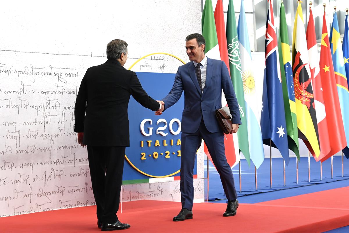 30/10/2021. Cumbre del G20. El presidente del Gobierno, Pedro Sánchez, saluda al primer ministro italiano, Mario Draghi.
